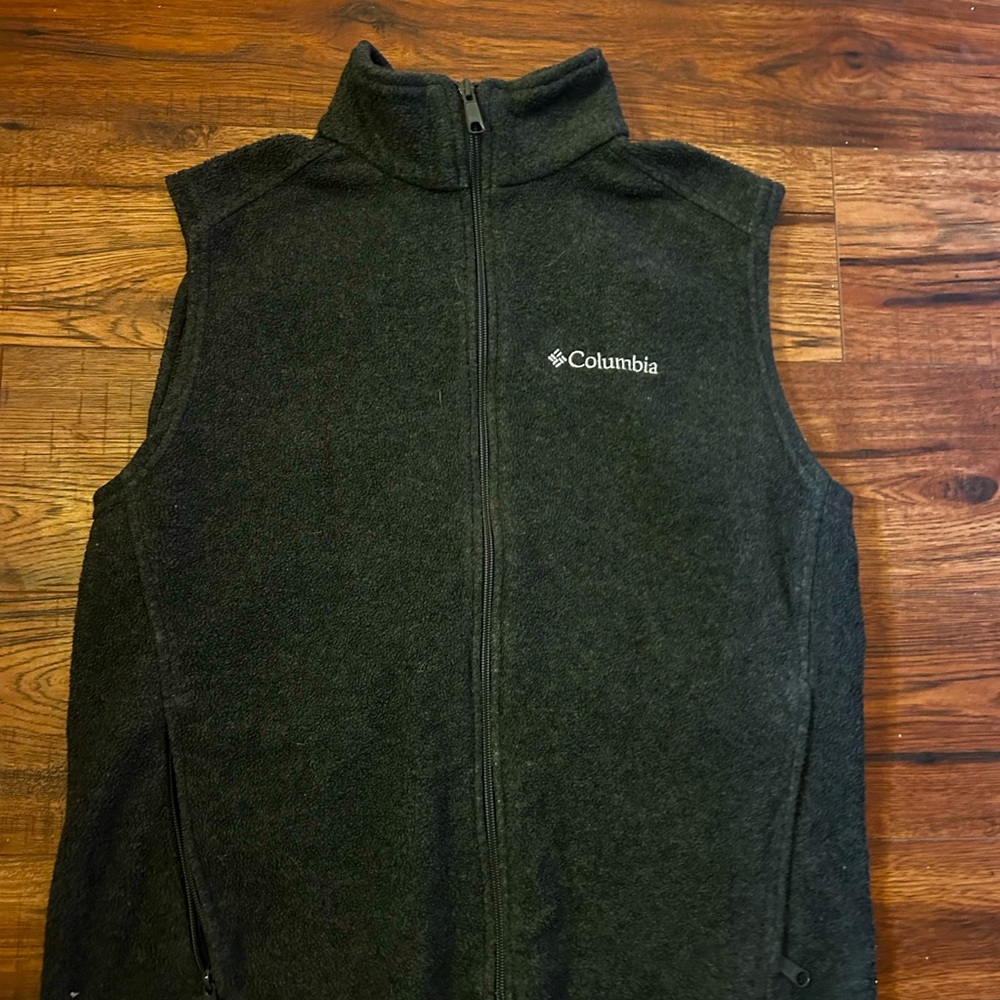 Men’s grey Columbia zip up vest.